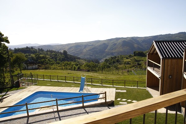 平房, 1 间卧室 | 泳池 | 季节性开放的室外游泳池，09:00 至 21:00 开放，日光浴躺椅