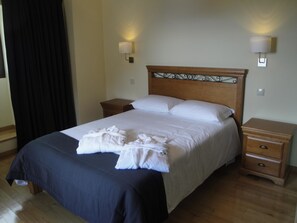 Camera doppia | Una scrivania, postazione laptop, tende oscuranti, insonorizzazione