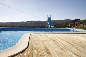 季节性开放的室外游泳池，09:00 至 21:00 开放，日光浴躺椅