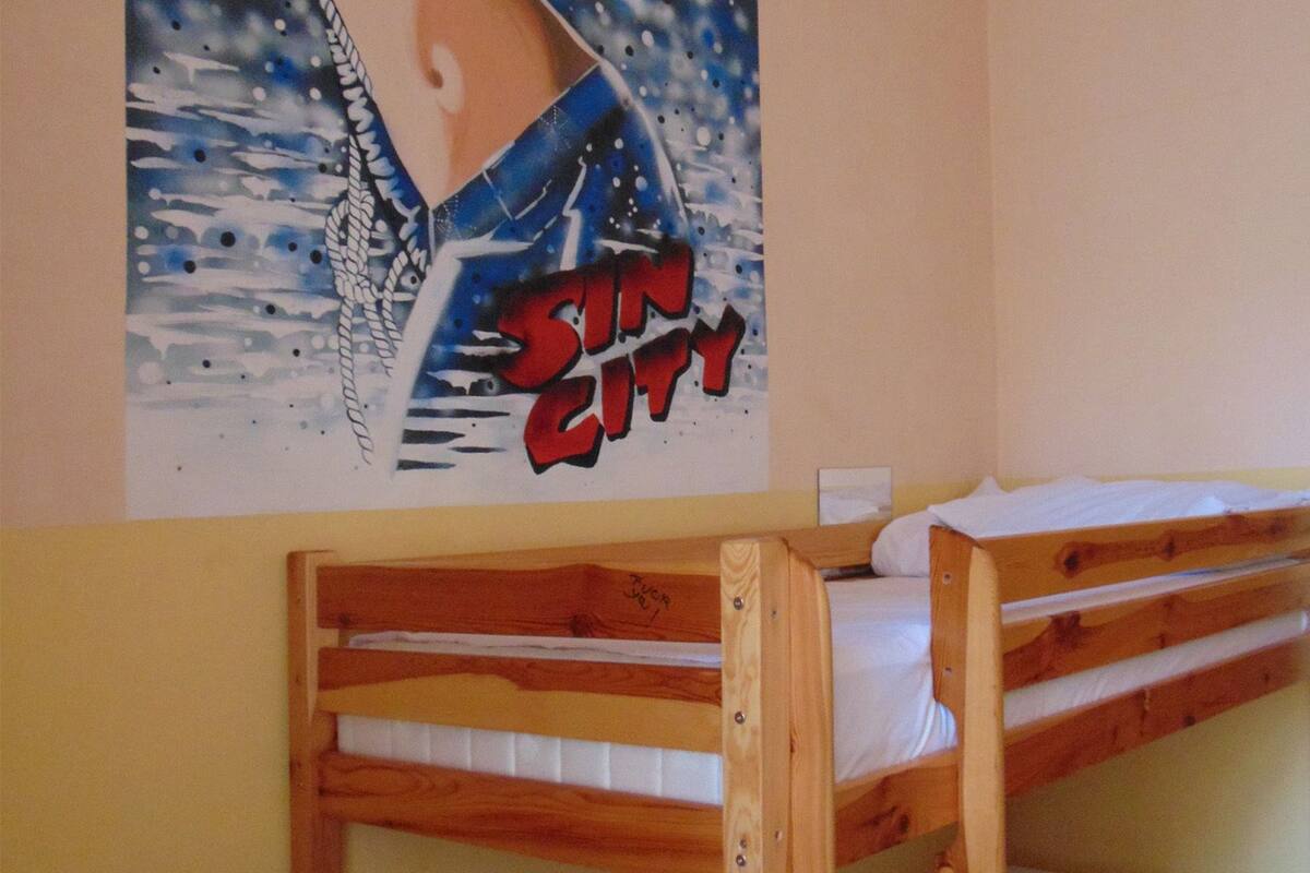 Quadruple Room, Mixed Dorm, Shared Bathroom | Living area
