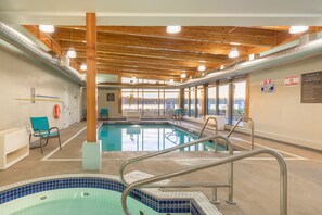 Indoor pool - Comfort Inn & Suites (Campbell River)