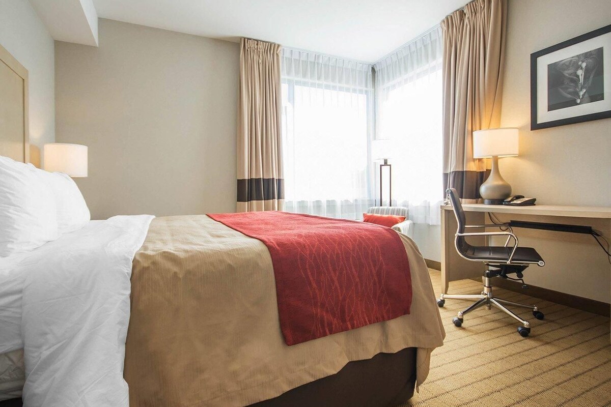 Room, 1 King Bed, Accessible, Non Smoking | Desk, blackout curtains, iron/ironing board, rollaway beds