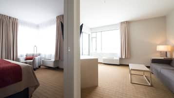 Bureau, rideaux occultants, fer et planche Ă repasser