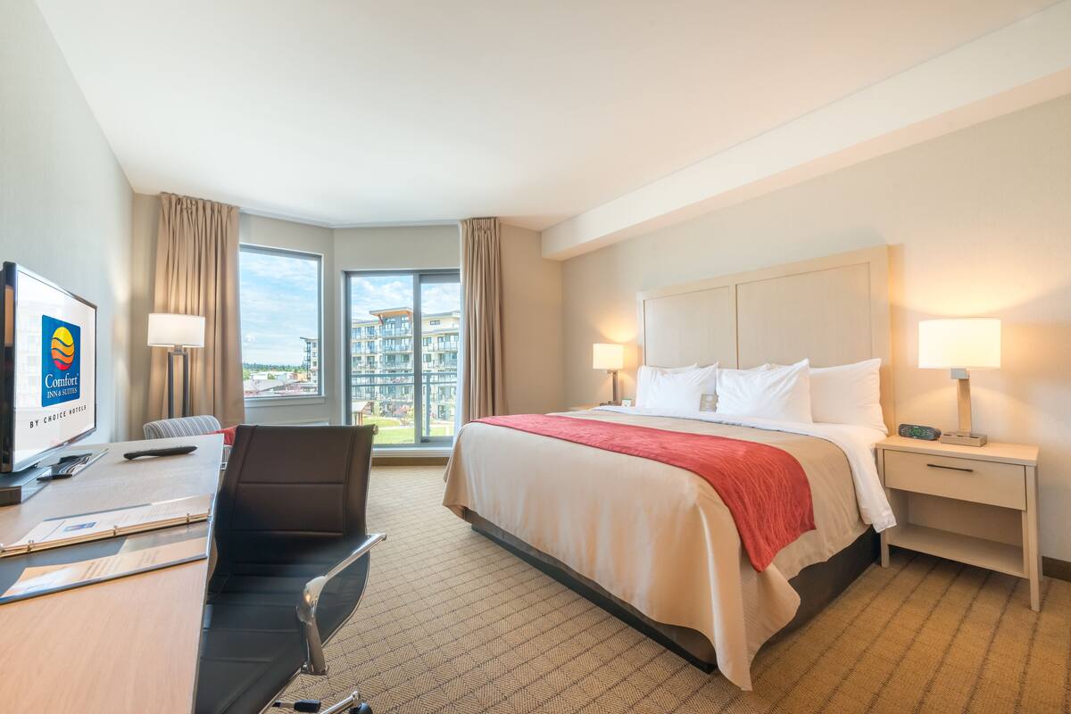 standard room, 1 king bed, non smoking, partial ocean view (no pets) | desk, blackout curtains, iron/ironing board, rollaway beds