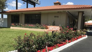 Un edificio con un letrero que dice "ENTRADA" y el número "3041" en la fachada.