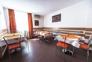 Dining - Est Hotel Bucharest (Bucharest)