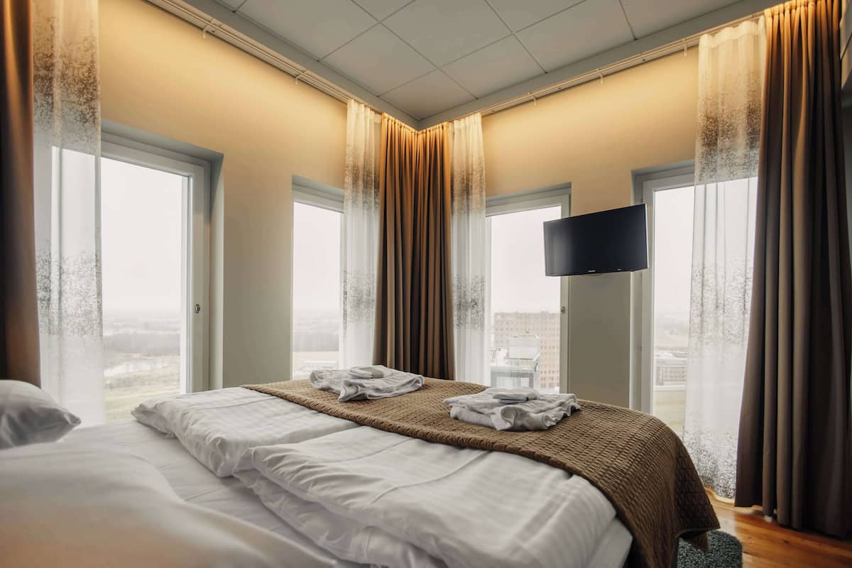 junior suite, 1 king bed, bathtub, sea view (living room) | in-room safe, soundproofing, cots/infant beds, free wifi