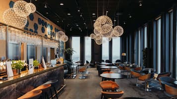 2 bars/lounges