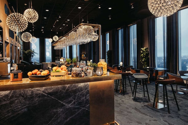 2 bars/lounges