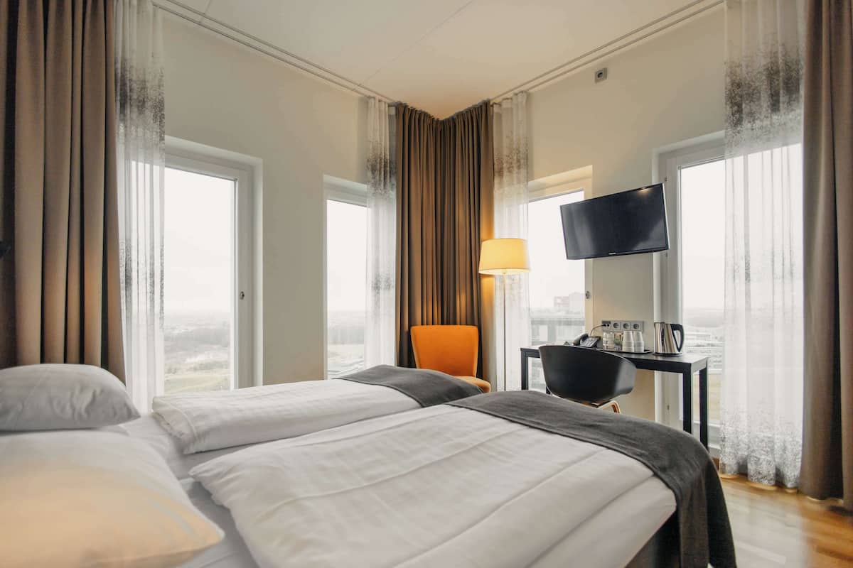 business room, multiple beds, non smoking | in-room safe, soundproofing, cots/infant beds, free wifi