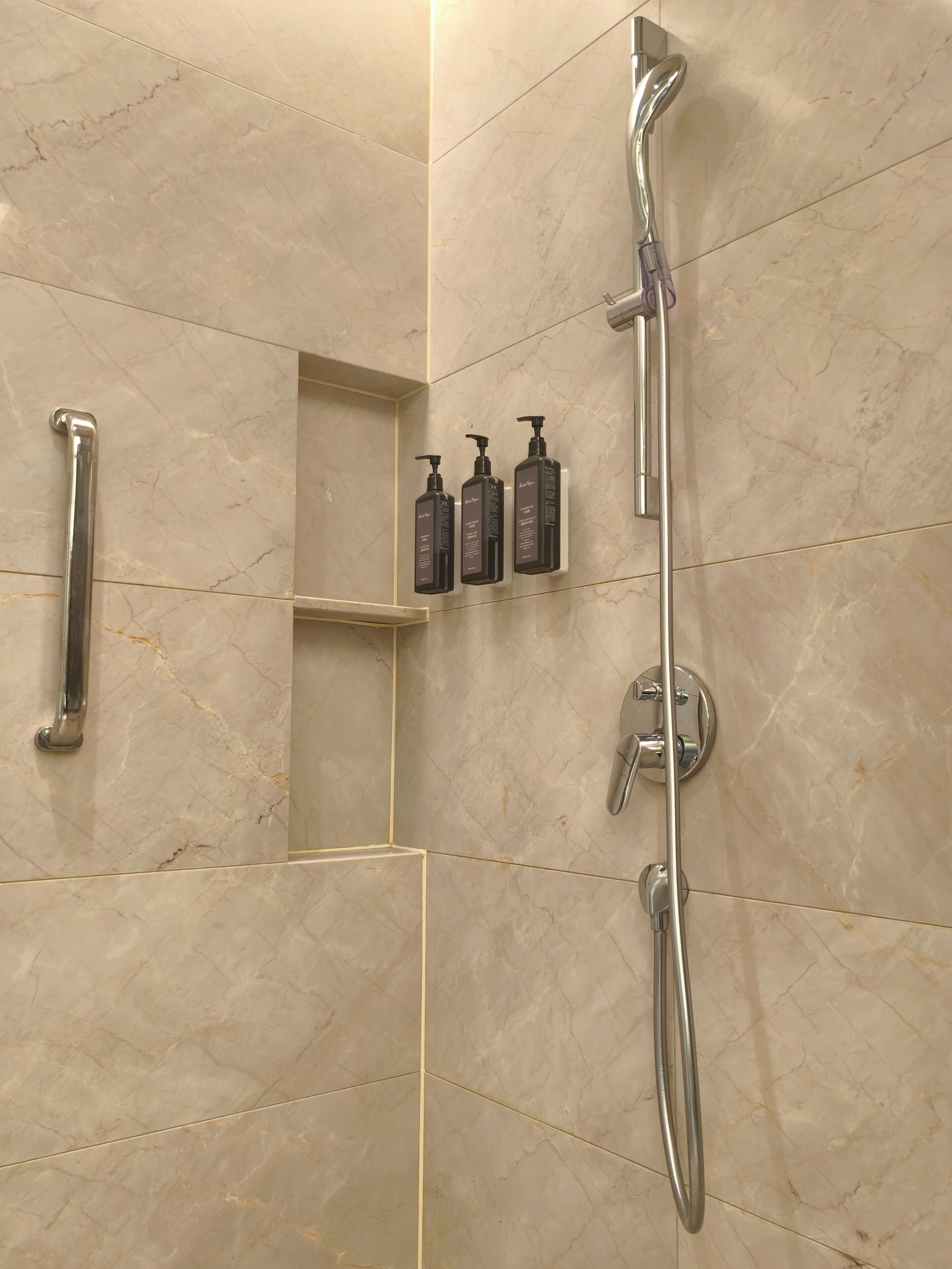 separate bathtub and shower, rainfall showerhead, free toiletries