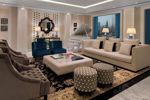 Presidential-Suite, 2 Schlafzimmer | Wohnbereich | LED-Fernseher, Kinderspielzeug