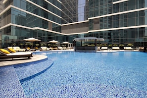 Een buitenzwembad, gratis zwembadcabana's en parasols bij het zwembad