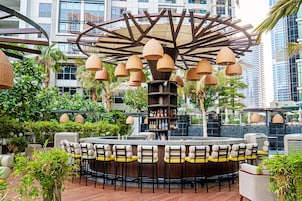 HĂ€r finns 5 restauranger som serverar lunch.