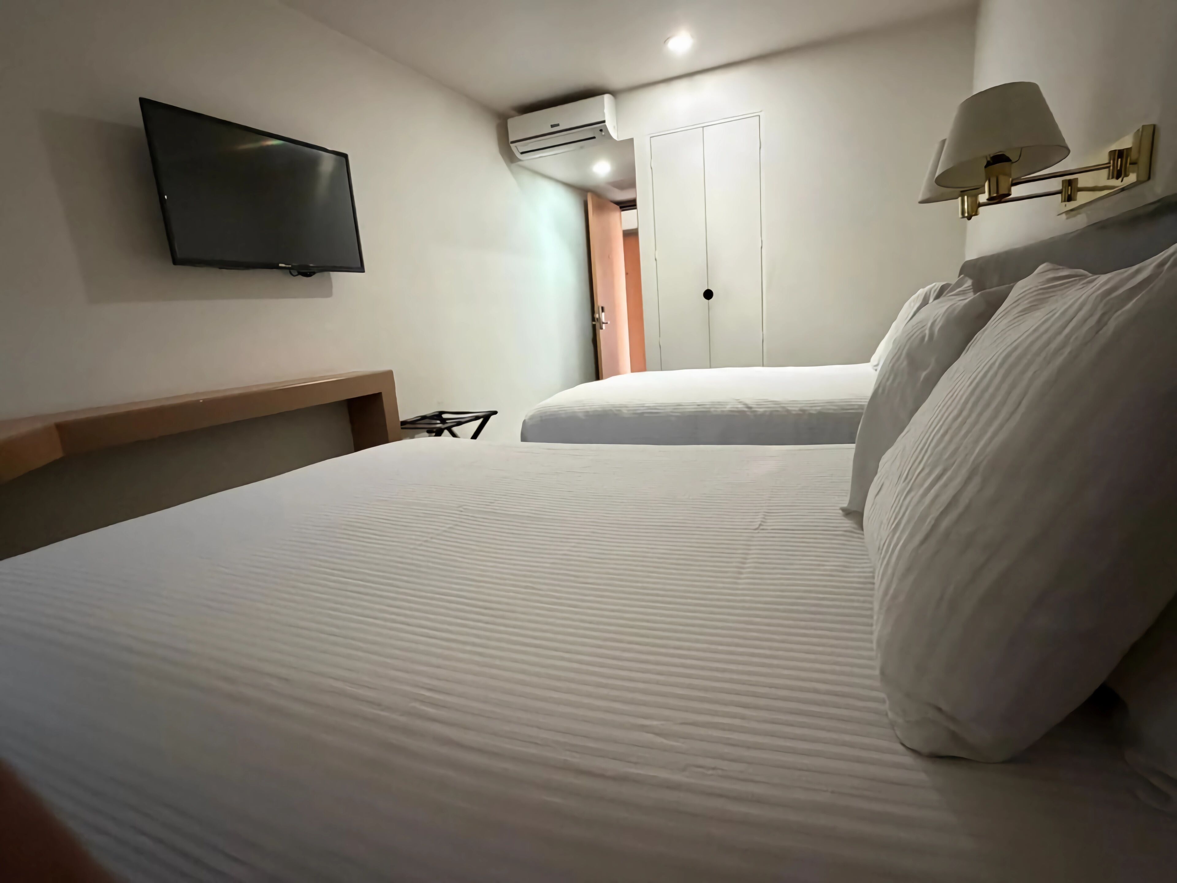 Een kluis op de kamer, een bureau, een laptopwerkplek