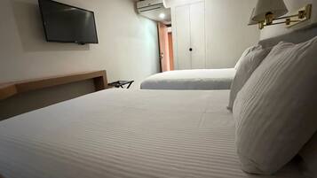 Een kluis op de kamer, een bureau, een laptopwerkplek