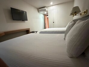 Tallelokero huoneessa, työpöytä