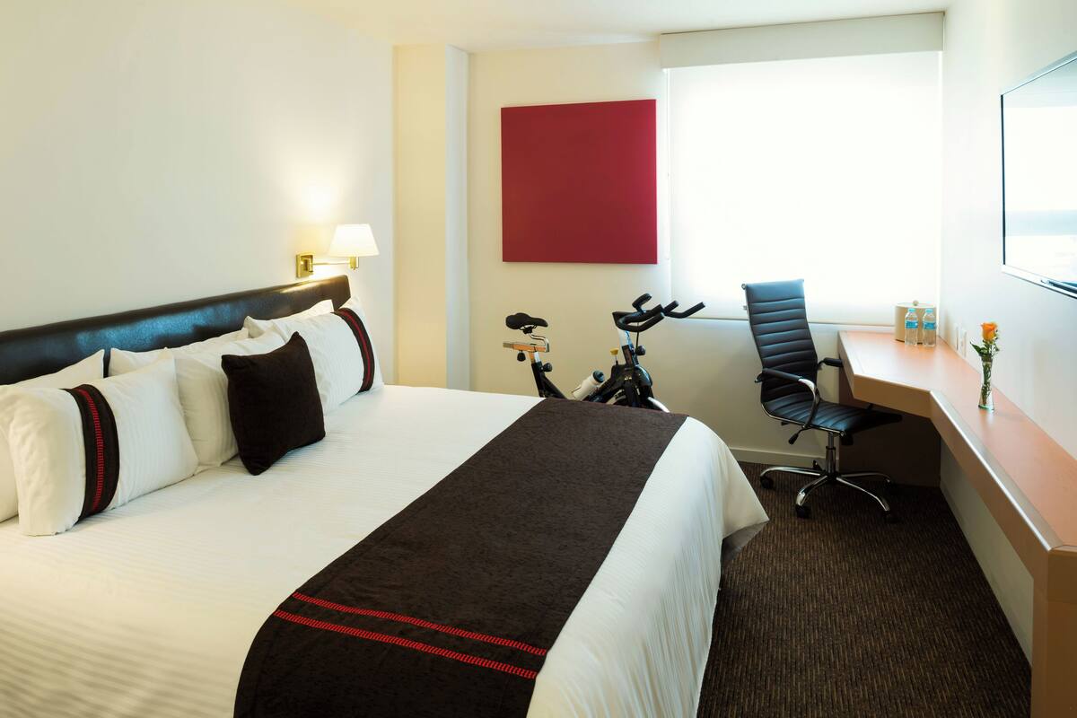 Deluxe Room, 1 Large Single Bed | In-room safe, desk, laptop workspace, iron/ironing board