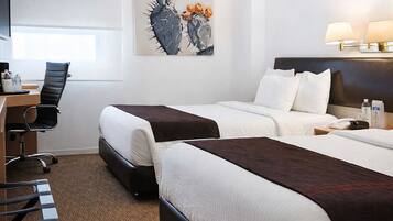 Habitación, 2 camas matrimoniales (Preferencial) | Caja de seguridad en la habitación y escritorio