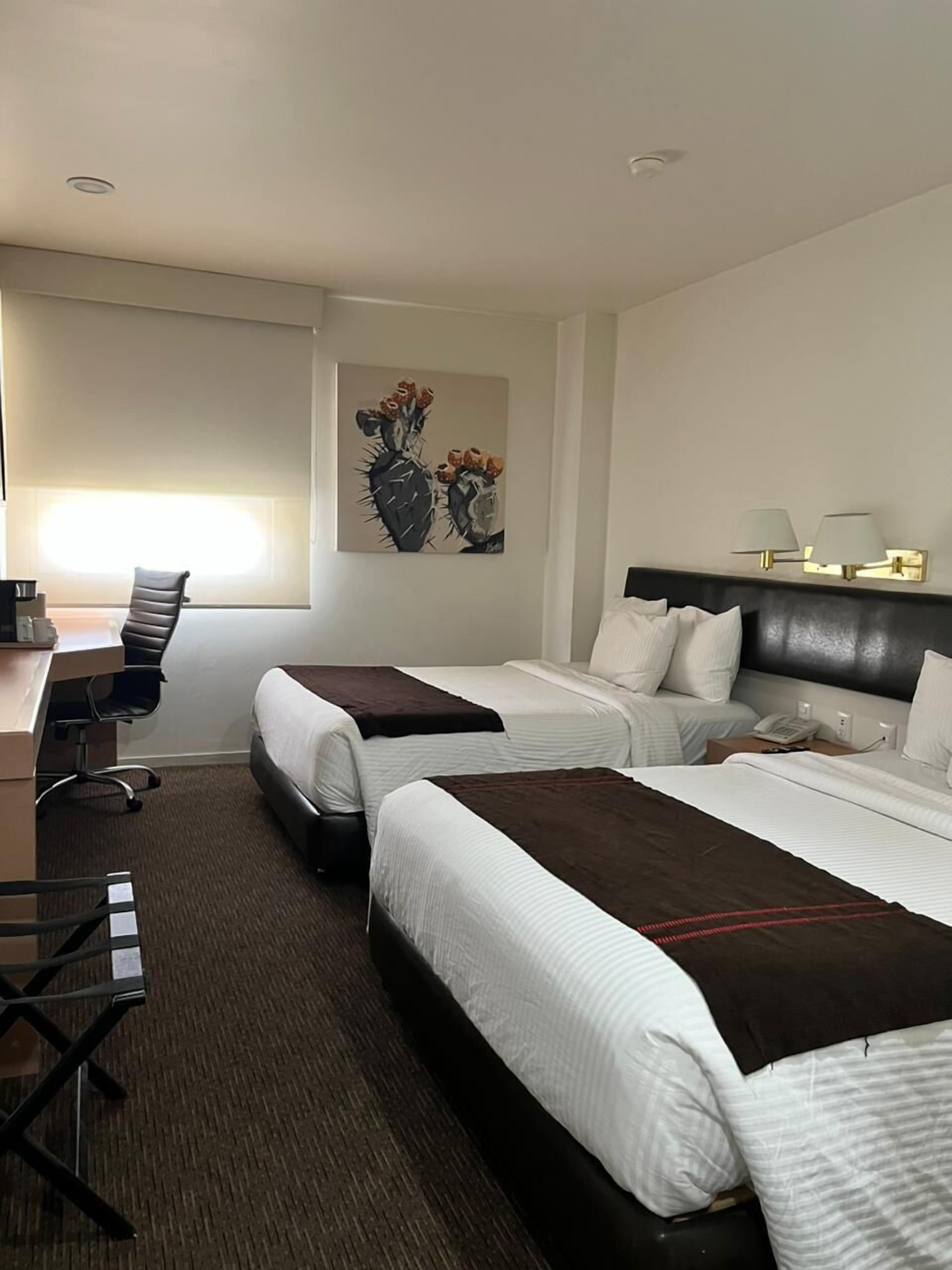 Værelse - 2 dobbeltsenge (Preferencial) | Pengeskab på værelset, skrivebord, arbejdsområde til bærbare computere