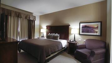 Escritorio, cortinas blackout y tabla de planchar con plancha