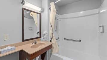 Combined shower/tub, free toiletries, hair dryer, towels