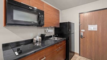 Stort kylskåp, mikrovågsugn, spishäll och kaffe- och tebryggare