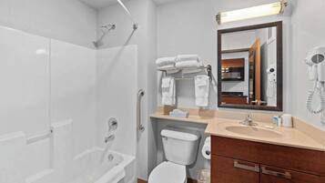 Badkar/dusch, gratis toalettartiklar, hårtork och handdukar