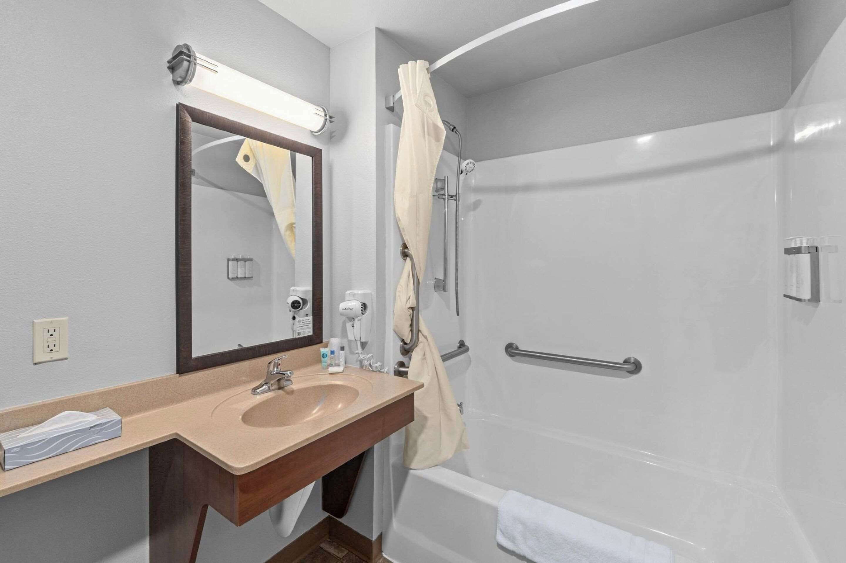 combined shower/bathtub, free toiletries, hair dryer, towels