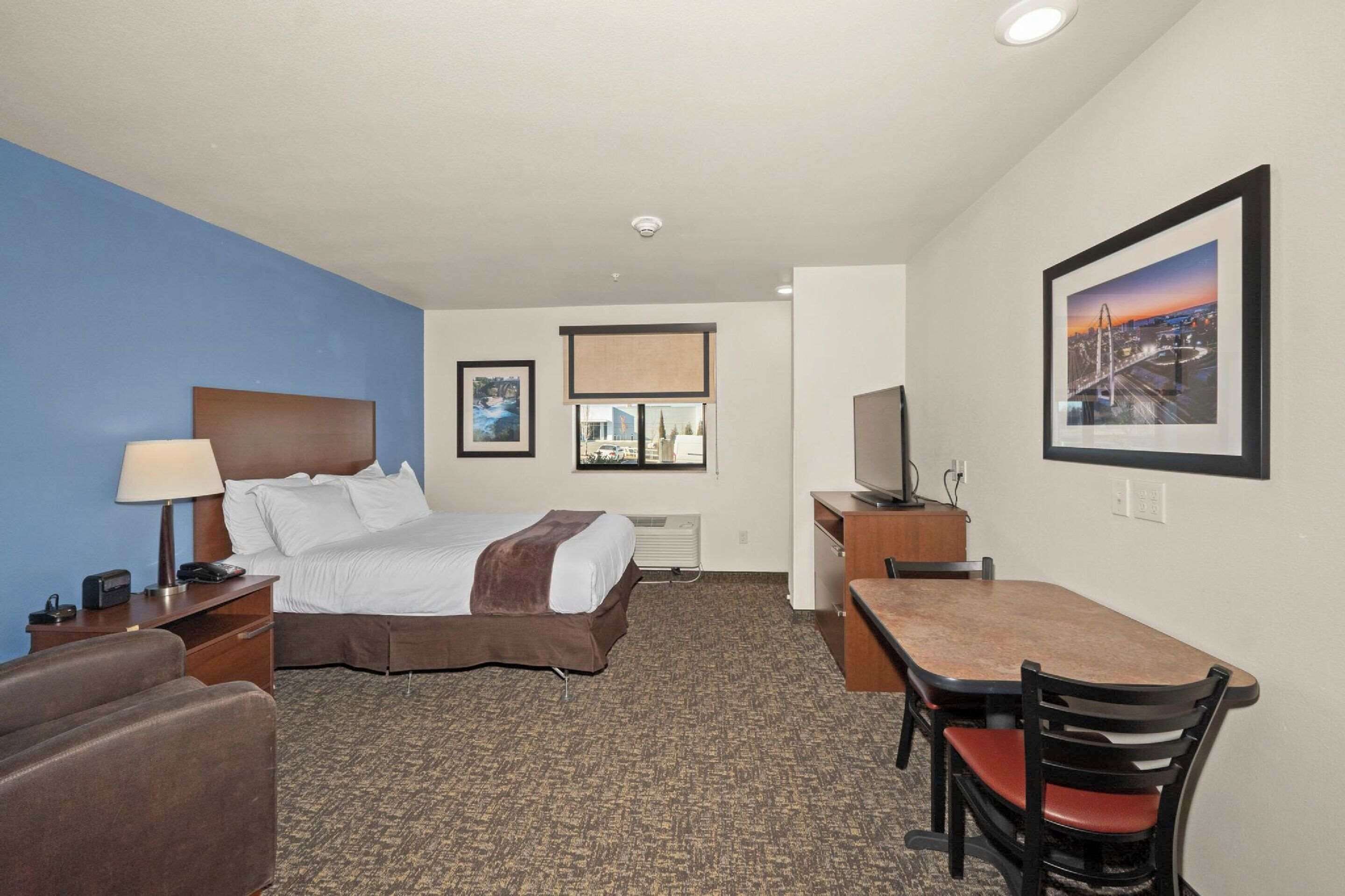 20 bedrooms, premium bedding, pillow-top beds, desk