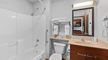 Combined shower/tub, free toiletries, hair dryer, towels