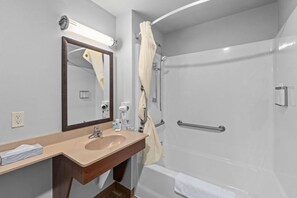 Combined shower/tub, free toiletries, hair dryer, towels - MainStay Suites Spokane Valley (Spokane Valley)