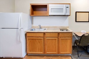 Escritorio, cortinas blackout y tabla de planchar con plancha 