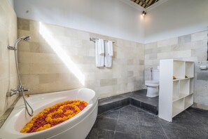 Free toiletries, hair dryer, towels - Bali Dream Resort Ubud (Ubud)
