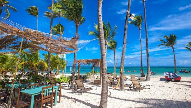 On the beach, white sand, sun-loungers, beach towels - Chateau del Mar (Punta Cana)