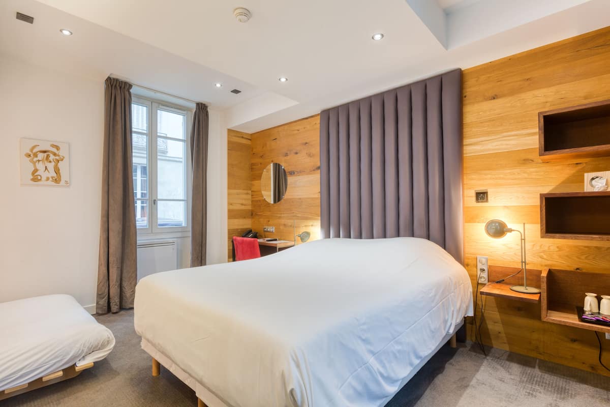 quadruple room | 1 bedroom, premium bedding, desk, laptop workspace