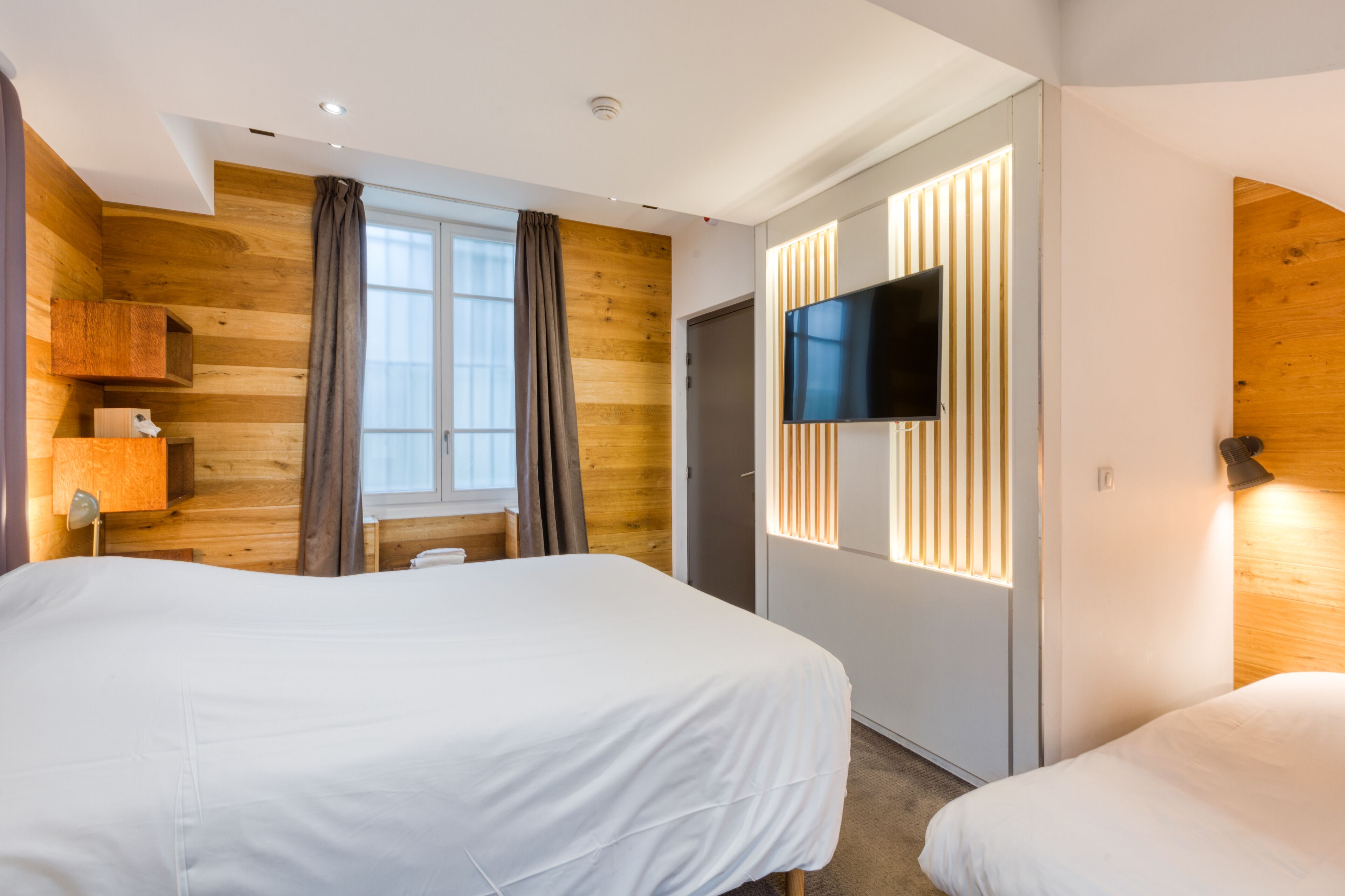 四人房 | 高档床上用品、办公桌、笔记本电脑工作区、遮光窗帘