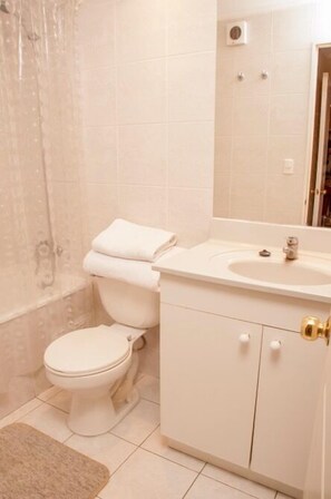 Apartamento, 1 quarto | Banheiro | Chuveiro/banheira combinados, secador de cabelo (mediante solicitação)