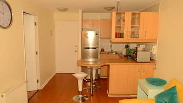 Departamento, 1 habitación | Cocina privada | Refrigerador, microondas y cafetera y tetera