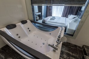 Exclusieve kamer (with SPA) | Badkamer | Designer toiletartikelen, een haardroger, pantoffels, handdoeken