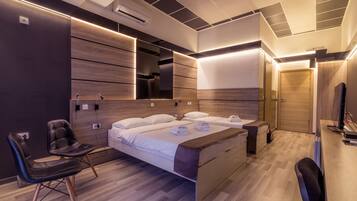 Familierom, byutsikt | Italienske Frette-laken, sengetøy av topp kvalitet og memory foam-senger