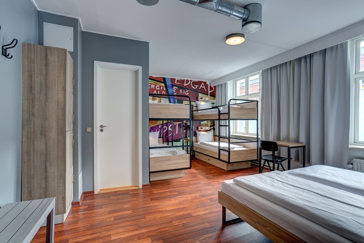 Een bureau, een laptopwerkplek, gratis wifi, beddengoed