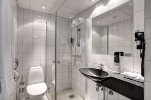 Shower, free toiletries, hair dryer, towels - Urban House (Copenhagen)