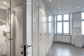 Dormitori compartit, dormitori mixt, amb bany privat (10 beds) | Bany | Dutxa, articles de tocador gratuïts, assecador de cabells i tovalloles 