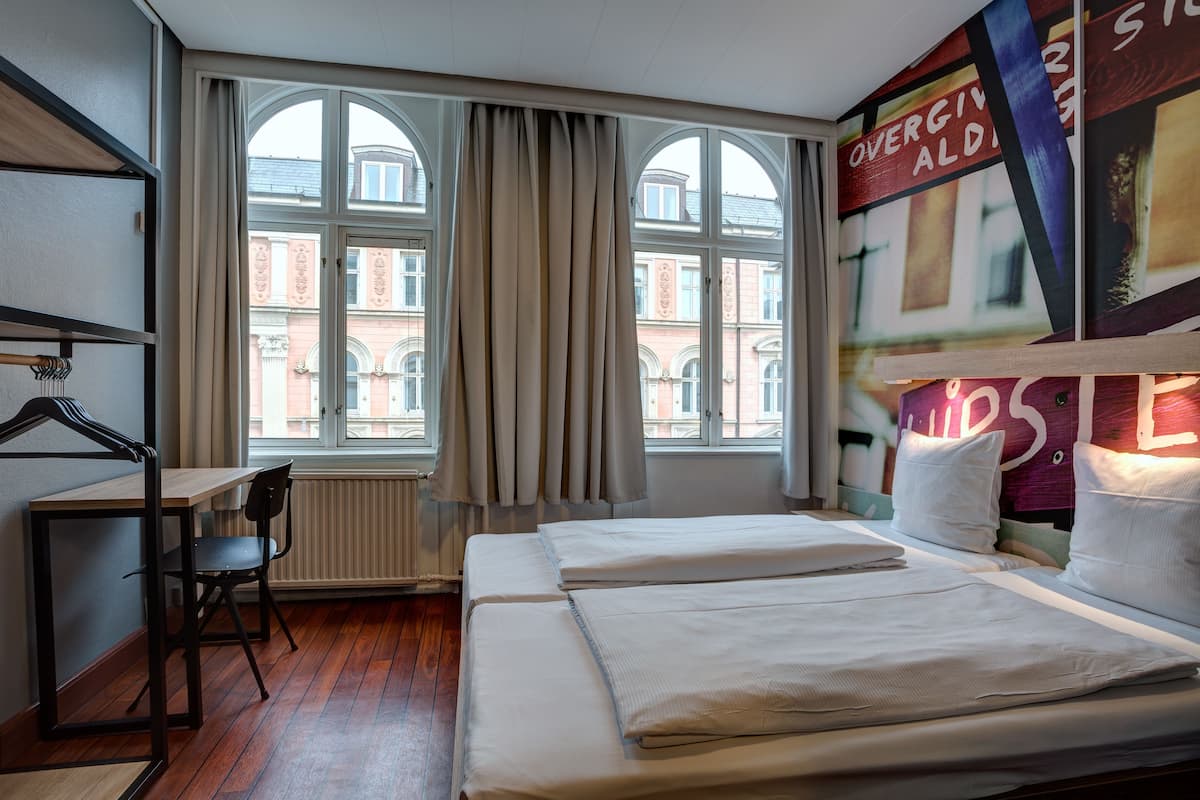 Twin kamer | Een bureau, een laptopwerkplek, gratis wifi, beddengoed