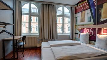 Twin Room | Desk, laptop workspace, free WiFi, bed sheets