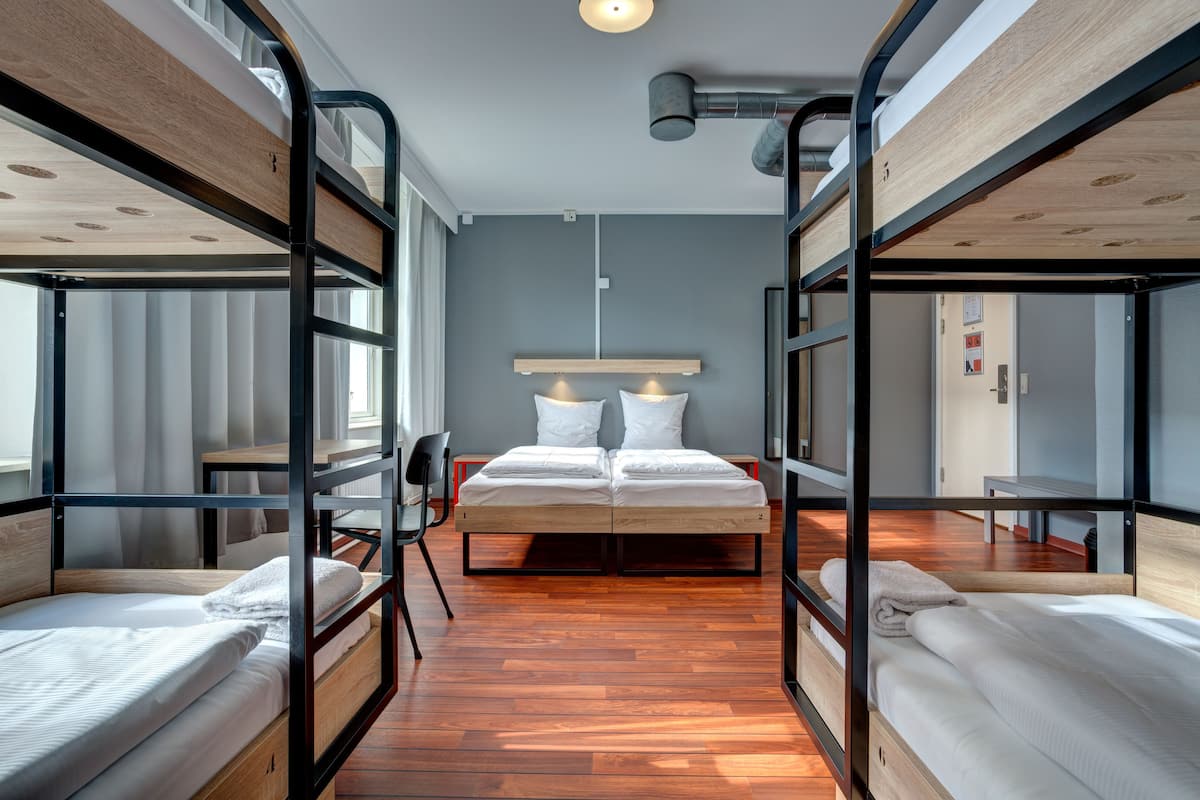 Een bureau, een laptopwerkplek, gratis wifi, beddengoed