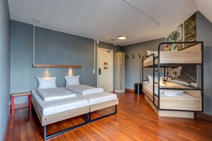 Desk, laptop workspace, free WiFi, bed sheets - Urban House (Copenhagen)