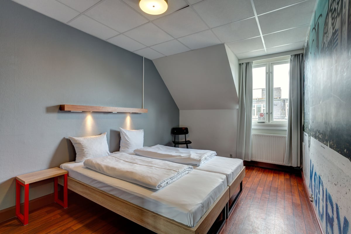 Een bureau, een laptopwerkplek, gratis wifi, beddengoed