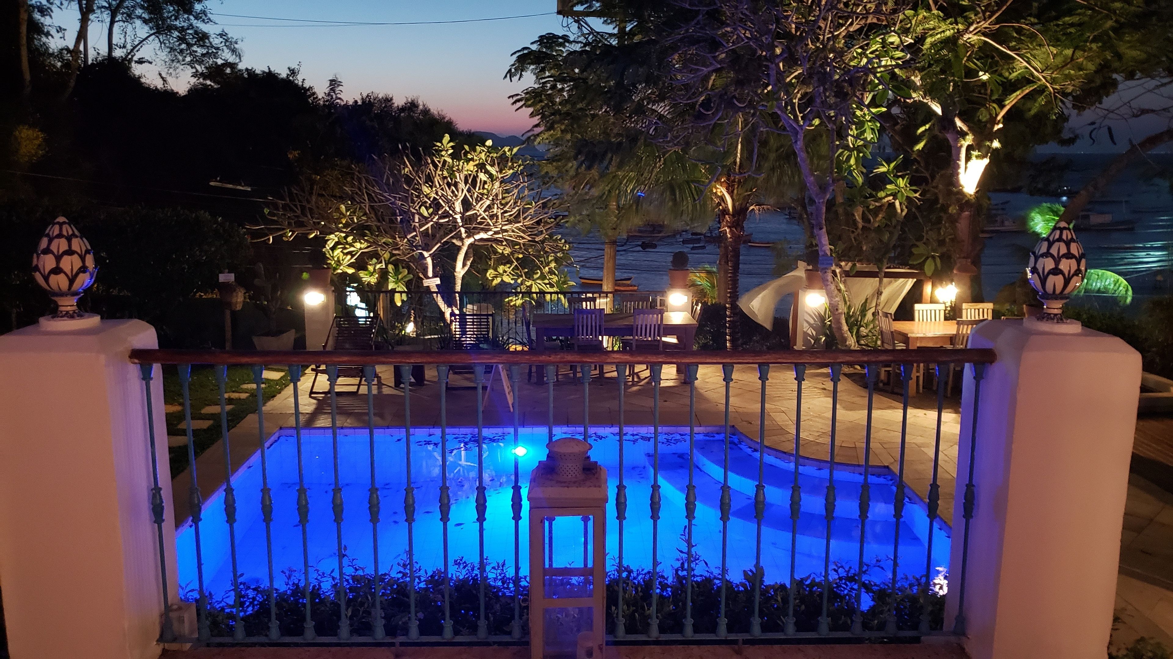 Fachada de la propiedad por la tarde o noche